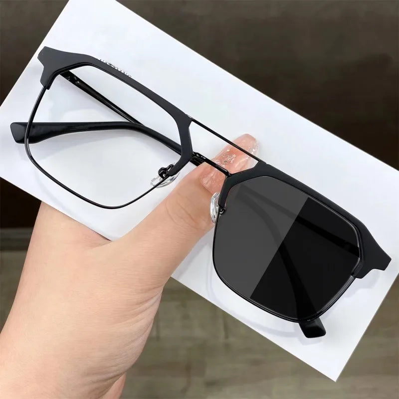 Photochromic eyeglass